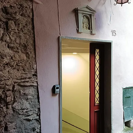 La Corsara-la Casa Nella Roccia *