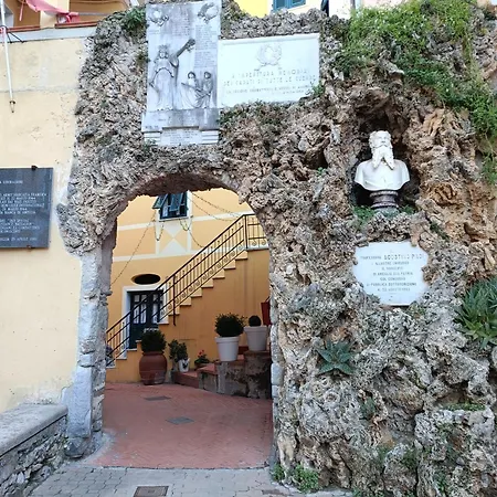 La Corsara-la Casa Nella Roccia *
