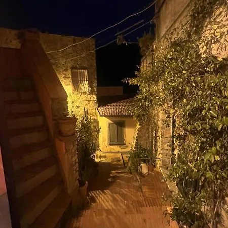 La Corsara-la Casa Nella Roccia *