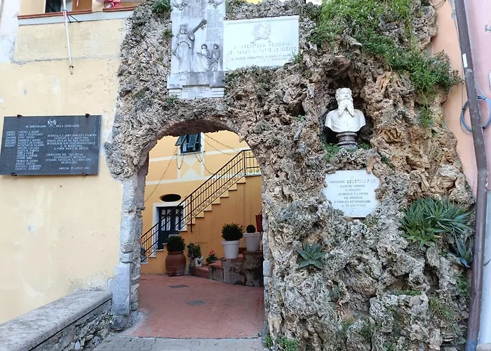 La Corsara-la Casa Nella Roccia *